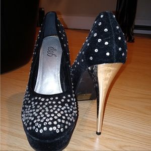 Size 9 black is velvet